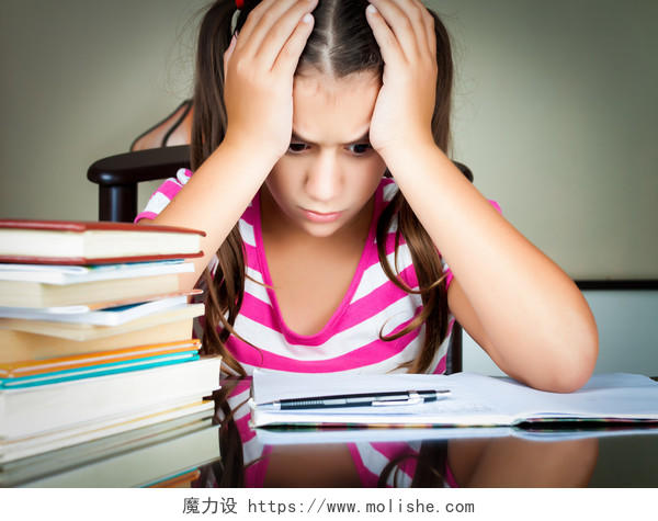 为学习而烦恼的女孩学习压力焦虑紧张害怕困扰
